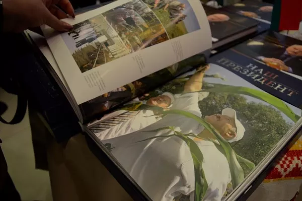 Презентация книги Наш Президент в Гомеле - Sputnik Беларусь