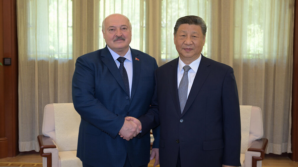 Президент Беларуси Александр Лукашенко и председатель Китайской Народной Республики Си Цзиньпин 4 июня в Пекине проводят встречу - Sputnik Беларусь