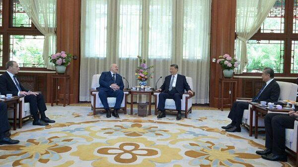 Президент Беларуси Александр Лукашенко и Председатель Китайской Народной Республики Си Цзиньпин 4 июня в Пекине проводят встречу - Sputnik Беларусь