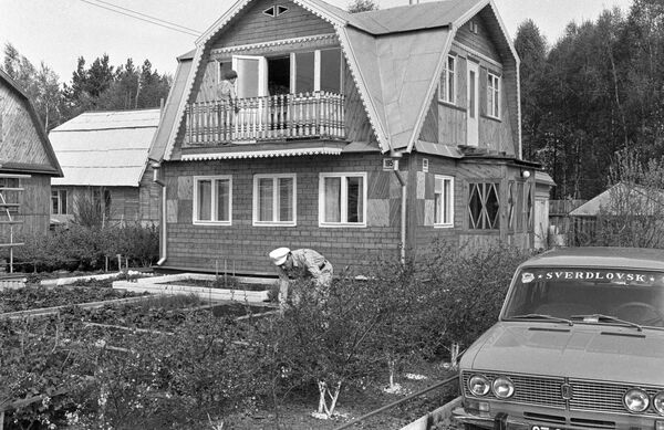 Рабочий производственного объединения Уралмаш на своей даче. Июль 1983 года - Sputnik Беларусь