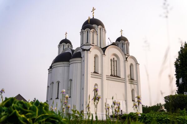 Пасля заканчэння Усночнай у Свята-Духавым кафедральным саборы, Свяцейшы патрыярх Маскоўскі і ўся Русі Кірыл наведаў храм, які будуецца ў гонар іконы Божай Маці "Усіх засмучаных Радасць" у Мінску. Пасля заканчэння Усночнай у Свята-Духавым кафедральным саборы, Свяцейшы патрыярх Маскоўскі і ўся Русі Кірыл наведаў храм, які будуецца ў гонар іконы Божай Маці "Усіх засмучаных Радасць" у Мінску. - Sputnik Беларусь