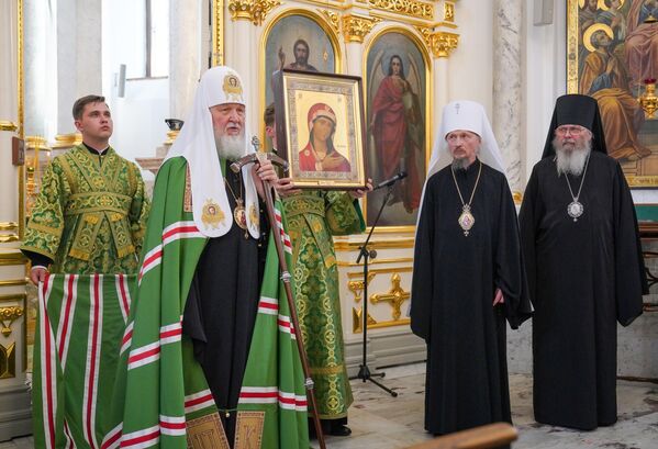 Патрыярх Маскоўскі і ўсяе Русі Кірыл падарыў Свята-Духаву кафедральнаму сабору ў Мінску ікону Божай "Невская Скоропослушница". У сваю чаргу мітрапаліт Мінскі і Заслаўскі Веніямін падарыў кіраўніку РПЦ копію абраза Жыровіцкай Божай Маці і Лаўрышаўскае Евангелле. Патрыярх Маскоўскі і ўсяе Русі Кірыл падарыў Свята-Духаву кафедральнаму сабору ў Мінску ікону Божай "Невская Скоропослушница". У сваю чаргу мітрапаліт Мінскі і Заслаўскі Веніямін падарыў кіраўніку РПЦ копію абраза Жыровіцкай Божай Маці і Лаўрышаўскае Евангелле. - Sputnik Беларусь