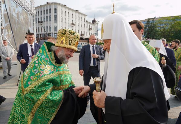Яго Святасці саслужылі: Патрыяршы экзарх усяе Беларусі, мітрапаліт Мінскі і Заслаўскі Веніямін, мітрапаліт Васкрасенскі Рыгор, епіскап Маладзечанскі і Стаўбцоўскі Павел, епіскап Барысаўскі і Мар’інагорскі Амвросій, епіскап Раменскі Алексій, епіскап Нясвіжскі Аўксенцій, ключар храма-помніка ў гонар Усіх святых і ў памяць аб ахвярах, якія выратаванню Айчыны нашай паслужылі, протаіерэй Феадор Поўны (на фота), настаяцель храма вернага князя Аляксандра Неўскага протаіерэй Мікалай Коржыч, настаяцель Петрапаўлаўскага сабора протаіерэй Георгій Латушка, настаяцель храма велікамучаніка Георгія Перамаганосца протаіерэй Аляксандр Стрэха, духавенства Беларускага экзархата. Яго Святасці саслужылі: Патрыяршы экзарх усяе Беларусі, мітрапаліт Мінскі і Заслаўскі Веніямін, мітрапаліт Васкрасенскі Рыгор, епіскап Маладзечанскі і Стаўбцоўскі Павел, епіскап Барысаўскі і Мар’інагорскі Амвросій, епіскап Раменскі Алексій, епіскап Нясвіжскі Аўксенцій, ключар храма-помніка ў гонар Усіх святых і ў памяць аб ахвярах, якія выратаванню Айчыны нашай паслужылі, протаіерэй Феадор Поўны (на фота), настаяцель храма вернага князя Аляксандра Неўскага протаіерэй Мікалай Коржыч, настаяцель Петрапаўлаўскага сабора протаіерэй Георгій Латушка, настаяцель храма велікамучаніка Георгія Перамаганосца протаіерэй Аляксандр Стрэха, духавенства Беларускага экзархата. - Sputnik Беларусь