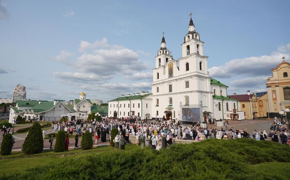 Увечары 4 чэрвеня патрыярх здзейсніў ютрань усяночнай у Свята-Духавым кафедральным саборы Мінска. Увечары 4 чэрвеня патрыярх здзейсніў ютрань усяночнай у Свята-Духавым кафедральным саборы Мінска. - Sputnik Беларусь
