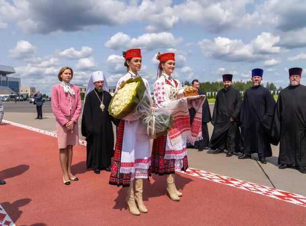 У аэрапорце Мінска прадстаяцеля Рускай праваслаўнай царквы сустракалі Патрыяршы экзарх усяе Беларусі мітрапаліт Мінскі і Заслаўскі Веніямін, епіскап Маладзечанскі і Стаўбцоўскі Павел, епіскап Барысаўскі і Мар’інагорскі Амвросій, епіскап Нясвіжскі Аўксенцій, духавенства Беларускай праваслаўнай царквы. Таксама ў ліку тых, хто сустракаў патрыярха Кірыла, пасол Расіі ў Беларусі Барыс Грызлоў, намеснік прэм’ер-міністра Беларусі Наталля Пяткевіч, упаўнаважаны па справах рэлігій і нацыянальнасцей Рэспублікі Беларусь Аляксандр Румак. У аэрапорце Мінска прадстаяцеля Рускай праваслаўнай царквы сустракалі Патрыяршы экзарх усяе Беларусі мітрапаліт Мінскі і Заслаўскі Веніямін, епіскап Маладзечанскі і Стаўбцоўскі Павел, епіскап Барысаўскі і Мар’інагорскі Амвросій, епіскап Нясвіжскі Аўксенцій, духавенства Беларускай праваслаўнай царквы. Таксама ў ліку тых, хто сустракаў патрыярха Кірыла, пасол Расіі ў Беларусі Барыс Грызлоў, намеснік прэм’ер-міністра Беларусі Наталля Пяткевіч, упаўнаважаны па справах рэлігій і нацыянальнасцей Рэспублікі Беларусь Аляксандр Румак. - Sputnik Беларусь