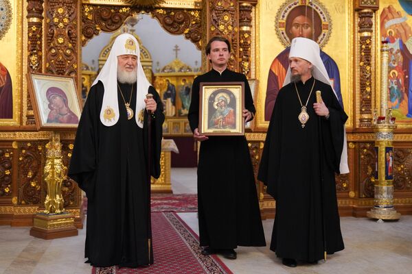 Свяцейшы патрыярх Кірыл азнаёміўся з ходам работ у храмавым комплексе і перадаў у дар храму ікону Божай Маці "Взыскание погибших". Свяцейшы патрыярх Кірыл азнаёміўся з ходам работ у храмавым комплексе і перадаў у дар храму ікону Божай Маці "Взыскание погибших". - Sputnik Беларусь