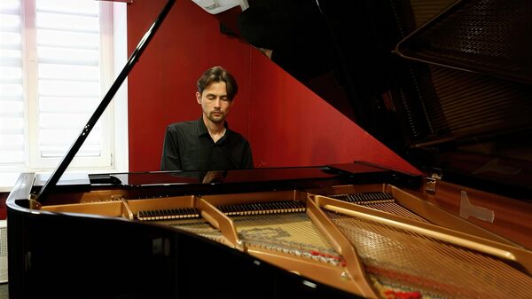 Два с половиной дня: россиянин установил мировой рекорд игры на рояле - Sputnik Беларусь