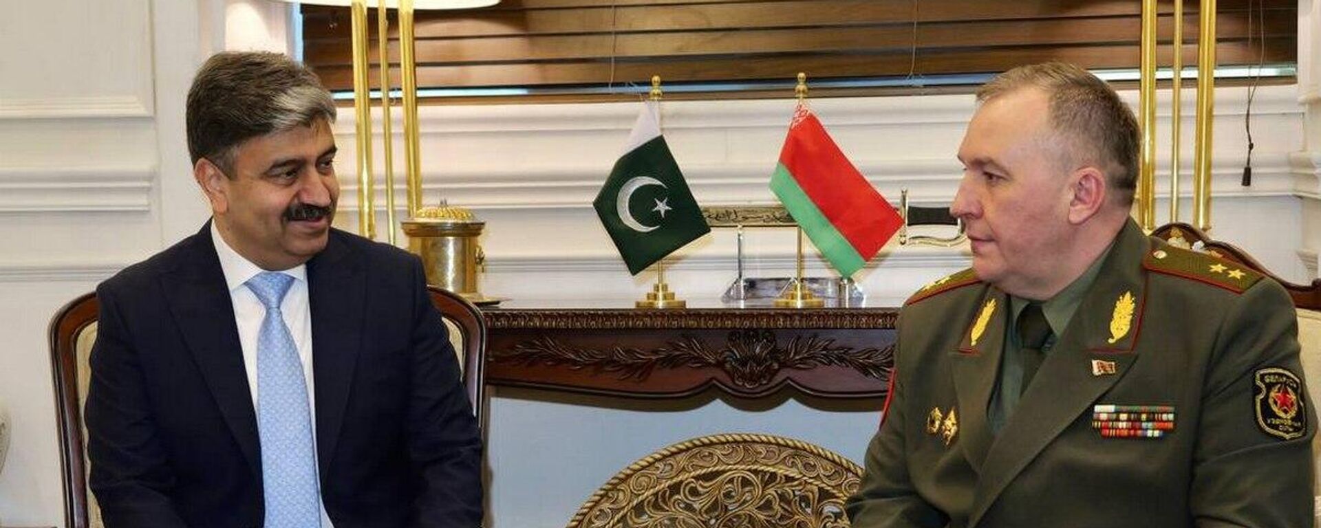 Міністр абароны Беларусі генерал-лейтэнант Віктар Хрэнін і намеснік міністра абароны Пакістана Мухамад Алі - Sputnik Беларусь, 1920, 05.06.2025