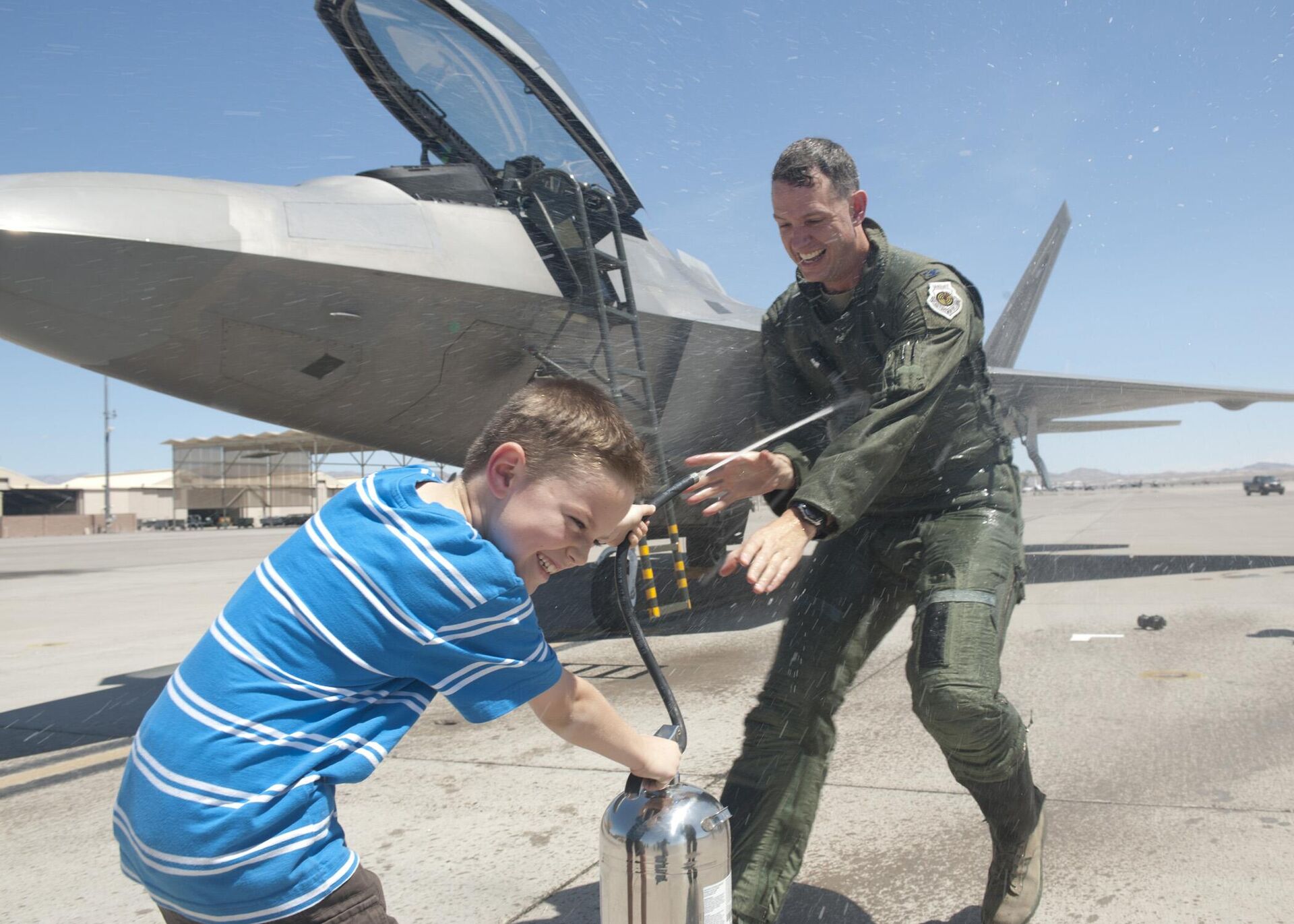 Алекс Гринкевич с сыном Джастином 10 мая 2013 года на авиабазе Неллис, штат Невада - Sputnik Беларусь, 1920, 05.06.2025