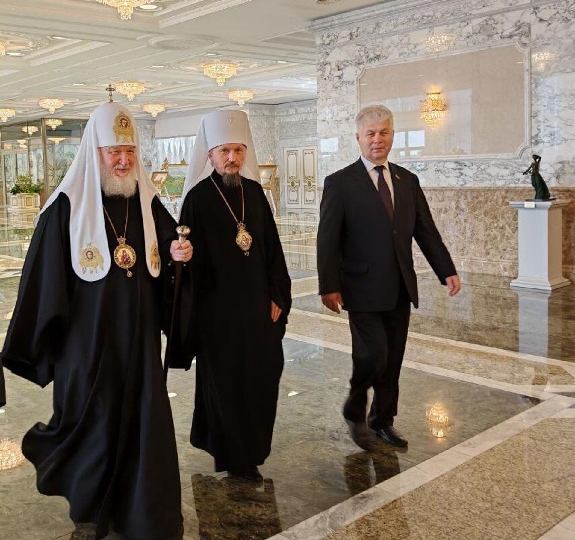Патриарх Кирилл, митрополит Вениамин и уполномоченный по делам религий и национальностей Александр Румак Патриарх Кирилл, митрополит Вениамин и уполномоченный по делам религий и национальностей Александр Румак - Sputnik Беларусь, 1920, 06.06.2025