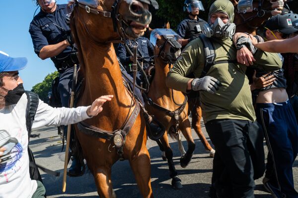 Сутыкненне паліцыі з пратэстуючымі людзьмі супраць іміграцыйных рэйдаў у Лос-Анджэлесе. - Sputnik Беларусь