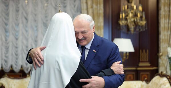 В пятницу предстоятель РПЦ встретился с президентом Беларуси Александром Лукашенко, которому вручил орден Святого благоверного князя Даниила Московского I степени. В пятницу предстоятель РПЦ встретился с президентом Беларуси Александром Лукашенко, которому вручил орден Святого благоверного князя Даниила Московского I степени. - Sputnik Беларусь