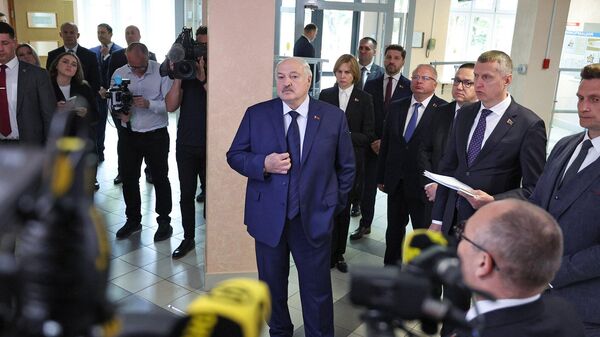 Прэзідэнт Беларусі Аляксандр Лукашэнка 10 чэрвеня наведвае Нацыянальную кінастудыю Беларусьфільм - Sputnik Беларусь