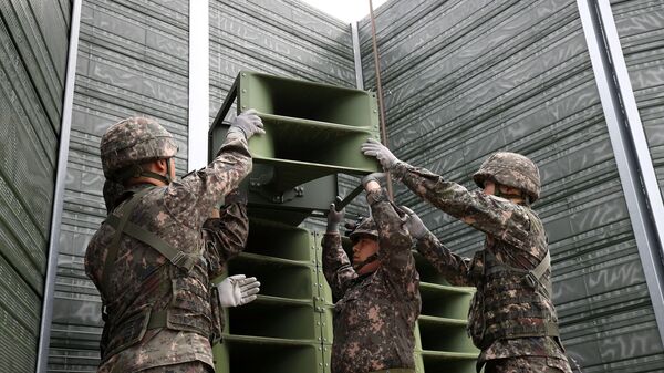 Южнокорейские солдаты снимают пропагандистские громкоговорители на границе с Северной Кореей, архивное фото - Sputnik Беларусь
