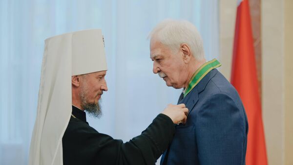 Мітрапаліт Веніямін уручыў паслу РФ у Беларусі Барысу Грызлову ордэн прападобнага Сергія Раданежскага - Sputnik Беларусь