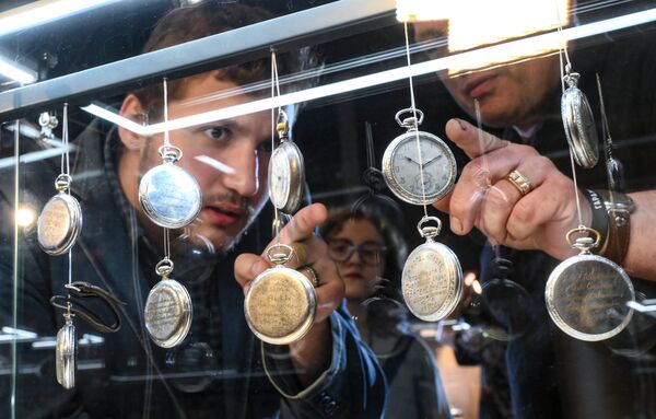 Посетитель рассматривают карманные часы. - Sputnik Беларусь