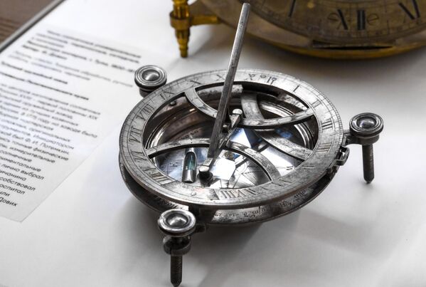 Переносные, универсальные, наклонные солнечные часы. - Sputnik Беларусь