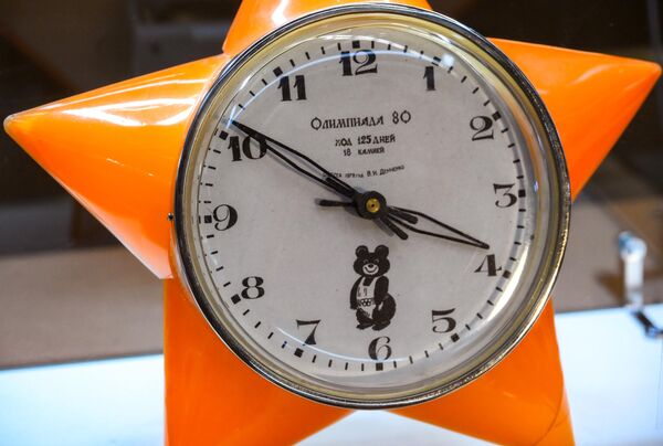 Настольные механические часы с заводом пружины на 126 суток &quot;Олимпиада-80&quot;. - Sputnik Беларусь