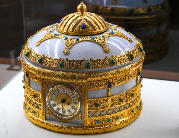 Ларец &quot;Мраморная юрта&quot; с часами (подарок председателю правительства РФ Михаилу Мишустину от премьер-министра Казахстана Аскара Мамина). - Sputnik Беларусь