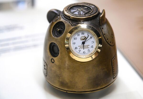 Часы-сувенир в виде спускаемого аппарата. - Sputnik Беларусь