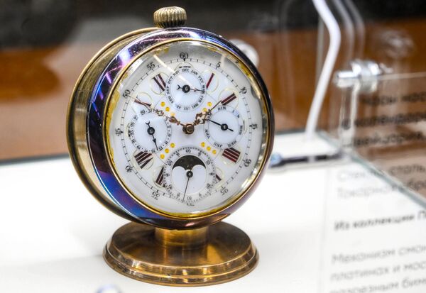 Настольные механические часы с календарем и указателем фаз луны. - Sputnik Беларусь