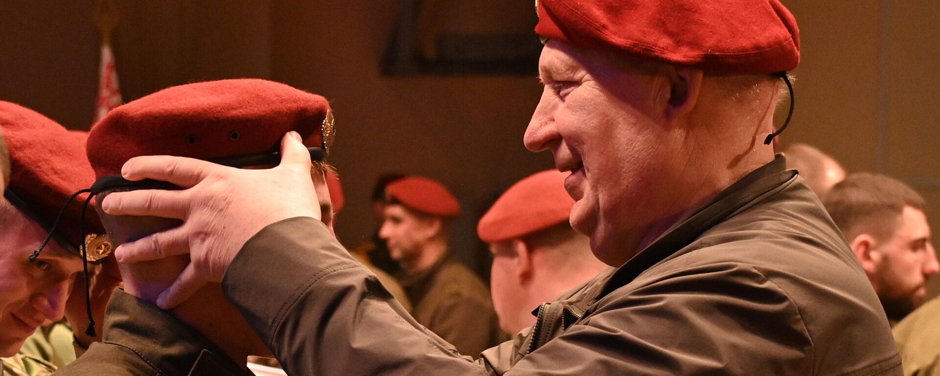 Герой России Сергей Лысюк вручает краповые береты военнослужащим Внутренних войск Республики Беларусь, архивное фото - Sputnik Беларусь, 1920, 12.06.2025