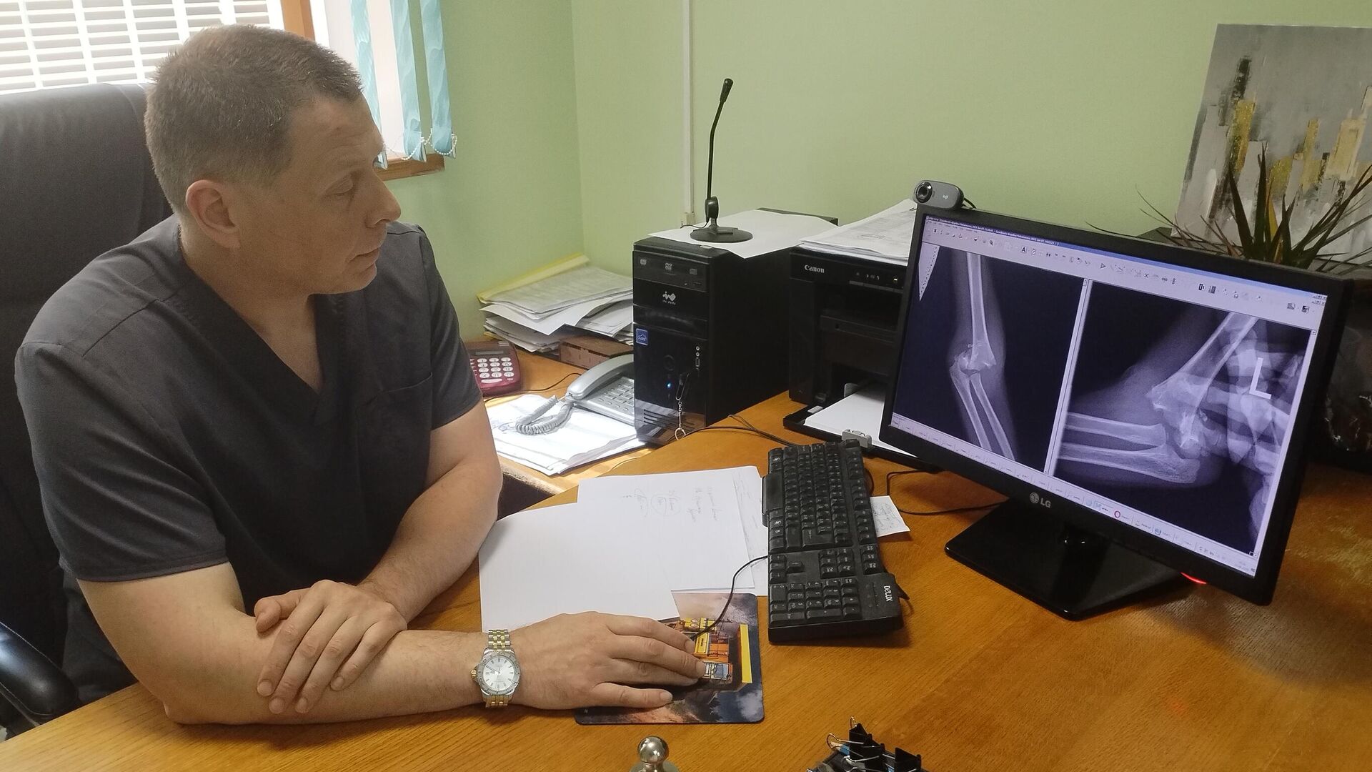 Заведующий детским травматолого-ортопедическим отделением 6-й городской клинической больницы Минска Андрей Деменцов Заведующий детским травматолого-ортопедическим отделением 6-й городской клинической больницы Минска Андрей Деменцов - Sputnik Беларусь, 1920, 17.06.2025