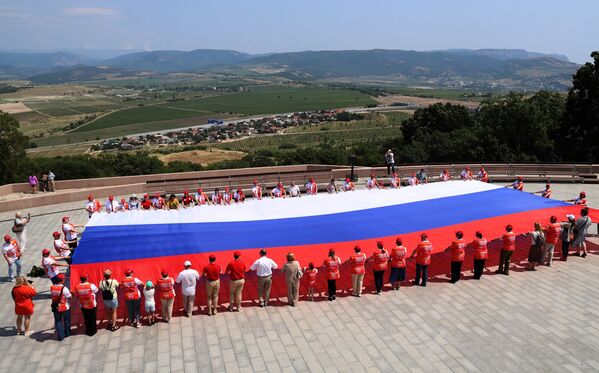 Гараджане разгарнулі 200-метровую копію флага РФ на Сапун-гары ў Дзень Расіі ў Севастопалі. - Sputnik Беларусь