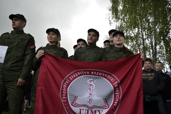 За выполнением заданий следят судьи, участников подбадривают наставники - Sputnik Беларусь