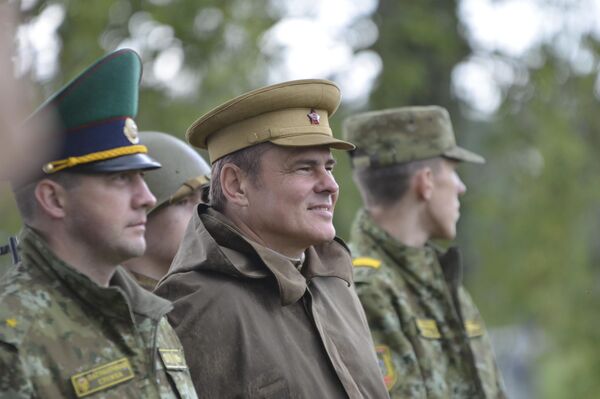 За выполнением заданий следят судьи, участников подбадривают наставники - Sputnik Беларусь