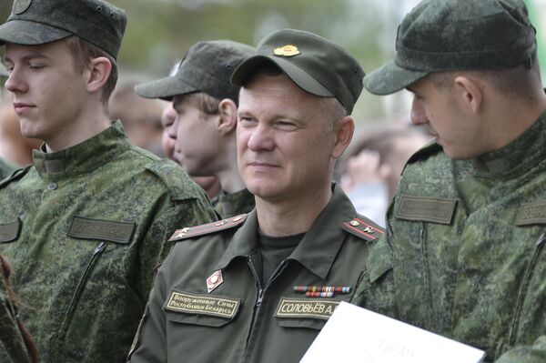 За выполнением заданий следят судьи, участников подбадривают наставники - Sputnik Беларусь