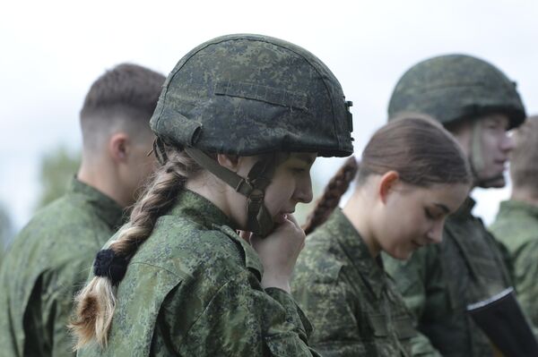 Впервые к участию в игре &quot;Прорыв&quot; допустили девушек. В каждой команде из 10 человек было по две представительницы прекрасного пола - Sputnik Беларусь