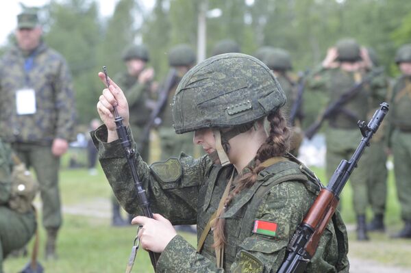 Впервые к участию в игре &quot;Прорыв&quot; допустили девушек. В каждой команде из 10 человек было по две представительницы прекрасного пола - Sputnik Беларусь