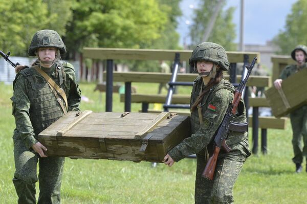 Впервые к участию в игре &quot;Прорыв&quot; допустили девушек. В каждой команде из 10 человек было по две представительницы прекрасного пола - Sputnik Беларусь
