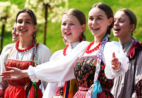 Удзельніцы народнага хору &quot;Енисеюшка&quot; Краснаярскага дзяржаўнага каледжа мастацтваў імя П. І. Іванова-Радкевіча выступаюць на штогадовым свяце рускай культуры – фестывалі &quot;Сибирский первоцвет&quot; на беразе Енісея на ўскраіне Краснаярска. - Sputnik Беларусь