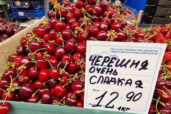 Фрукты и ягоды на Комаровском рынке - Sputnik Беларусь