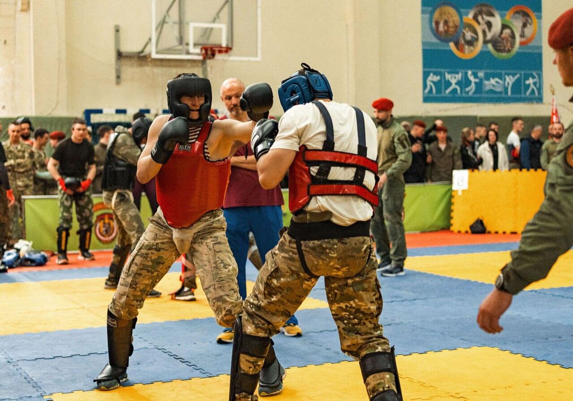 Спарринг в рамках квалификационных испытаний на право ношения крапового берета - Sputnik Беларусь, 1920, 12.06.2025