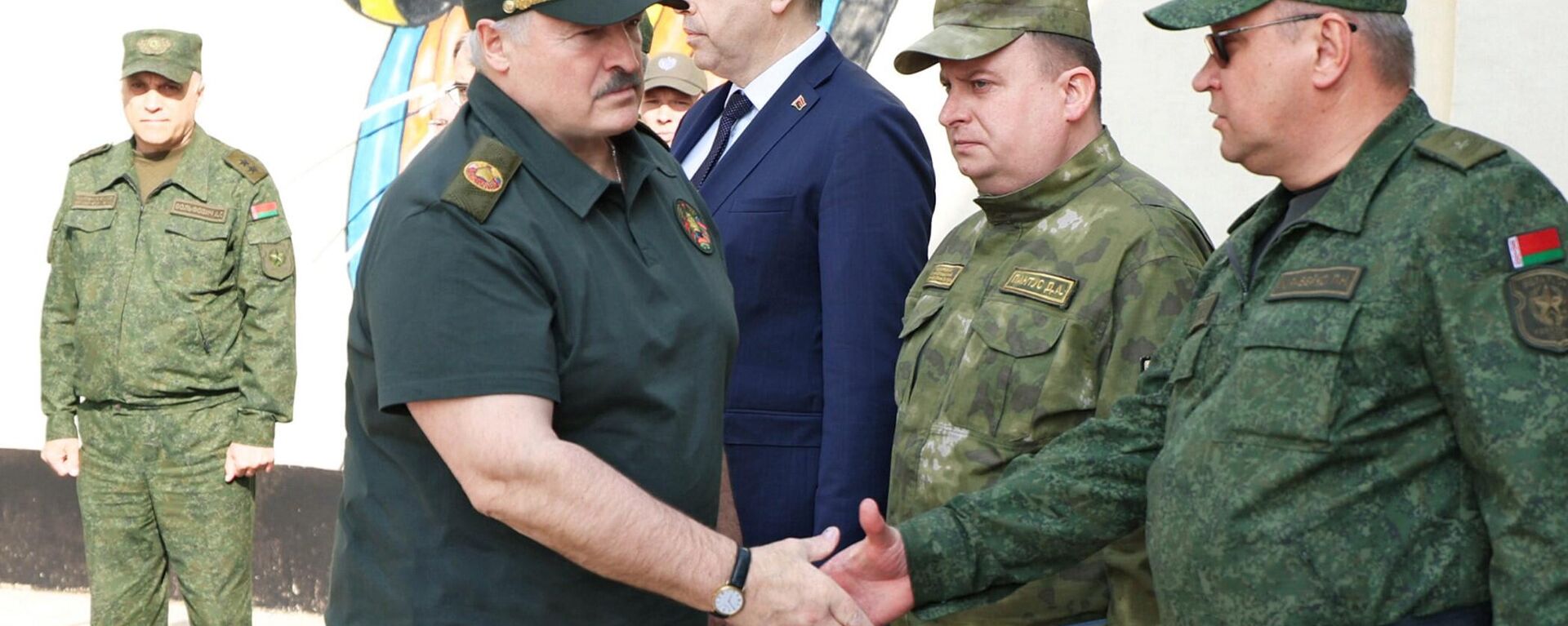 Прэзидэнт Беларуси Аляксандр Лукашэнка падчас наведвання 927-га цэнтра падрыхтоўкі і выкарыстання беспілотных авіяцыйных комплексаў - Sputnik Беларусь, 1920, 13.06.2025
