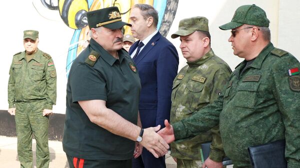Прэзидэнт Беларуси Аляксандр Лукашэнка падчас наведвання 927-га цэнтра падрыхтоўкі і выкарыстання беспілотных авіяцыйных комплексаў - Sputnik Беларусь