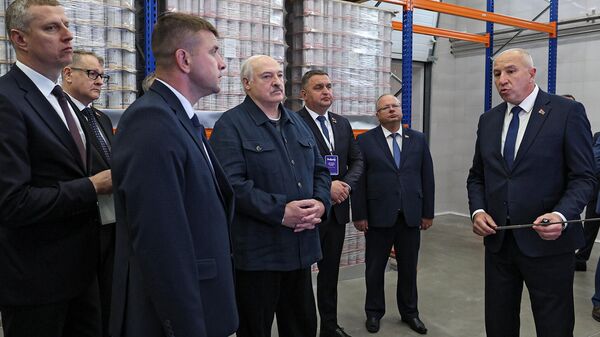 Александр Лукашенко во время посещения ОАО Беллакт - Sputnik Беларусь