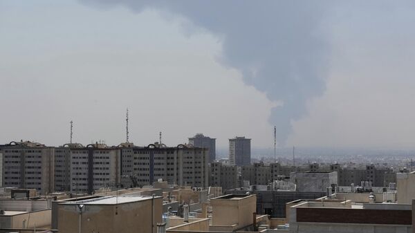 Дым поднимается над нефтяным объектом после взрыва на юге Тегерана - Sputnik Беларусь