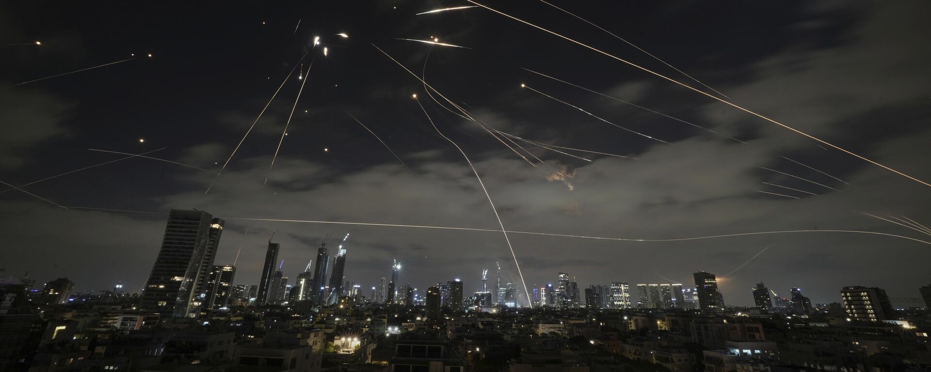 Израильский Железный купол старается перехватить ракеты во время удара Ирана по Тель-Авиву - Sputnik Беларусь, 1920, 17.06.2025