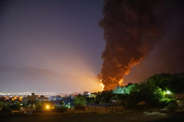 Огонь и дым поднимаются в небо после израильской атаки на нефтяное хранилище Шахран в Тегеране. Огонь и дым поднимаются в небо после израильской атаки на нефтяное хранилище Шахран в Тегеране. - Sputnik Беларусь