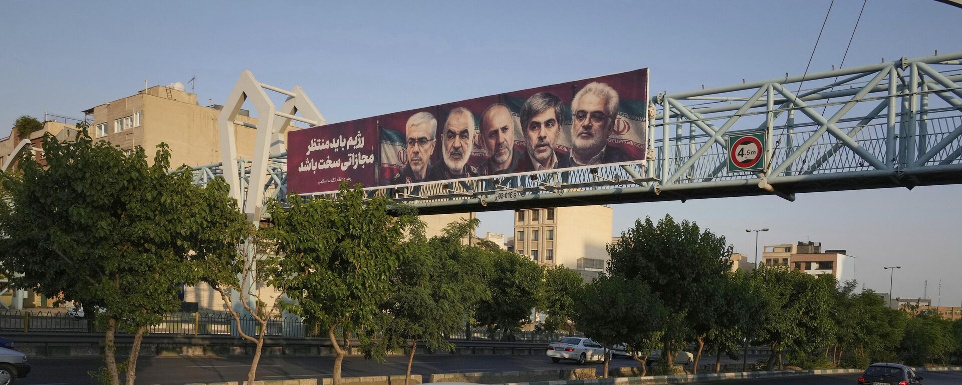 Автомобили проезжают мимо билборда с изображениями высших иранских командиров и ученых, погибших в результате израильских ударов, в Тегеране - Sputnik Беларусь, 1920, 15.06.2025