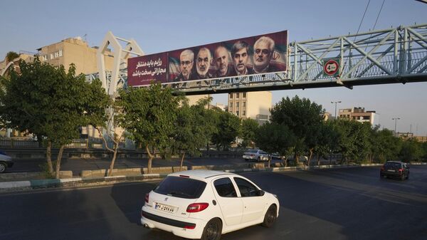 Автомобили проезжают мимо билборда с изображениями высших иранских командиров и ученых, погибших в результате израильских ударов, в Тегеране - Sputnik Беларусь