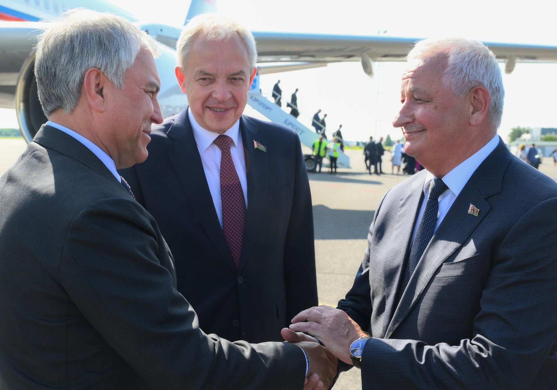 Слева направо: председатель Государственной Думы РФ Вячеслав Володин, председатель Палаты представителей Национального собрания Беларуси Игорь Сергеенко и заместитель премьер-министра Беларуси Петр Пархомчик во время встречи в аэропорту Бреста - Sputnik Беларусь, 1920, 16.06.2025