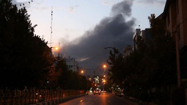  Дым поднимается из района, где израильские войска нанесли удар по зданию иранского государственного телевидения в Тегеране - Sputnik Беларусь
