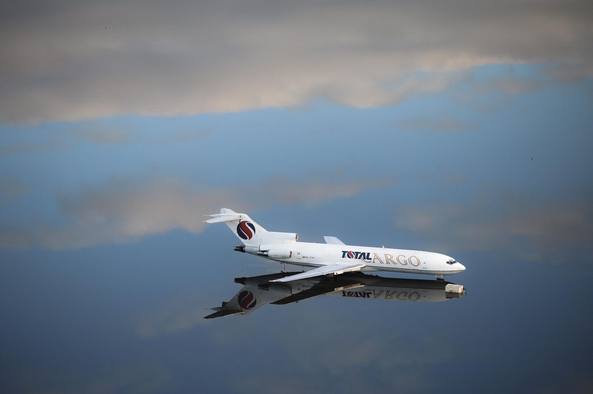 Работа Самолет на взлетной полосе затопленного аэропорта бразильского фотографа Ансельмо Кунья душ Сантуша. Вид сверху, одиночные - Sputnik Беларусь, 1920, 18.11.2025