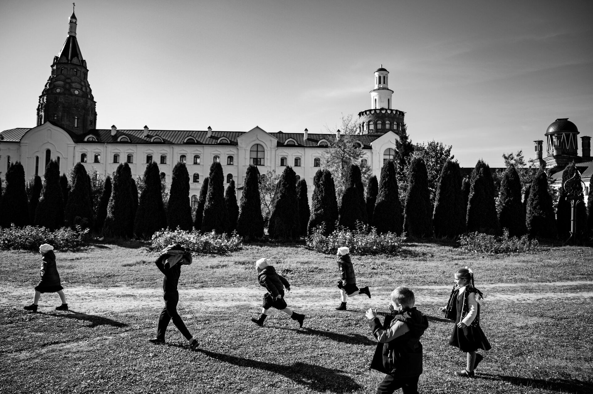 Работа Шепот в тишине российского фотографа Пелагии Тихоновой. Портрет.Герой нашего времени, серия - Sputnik Беларусь, 1920, 18.11.2025