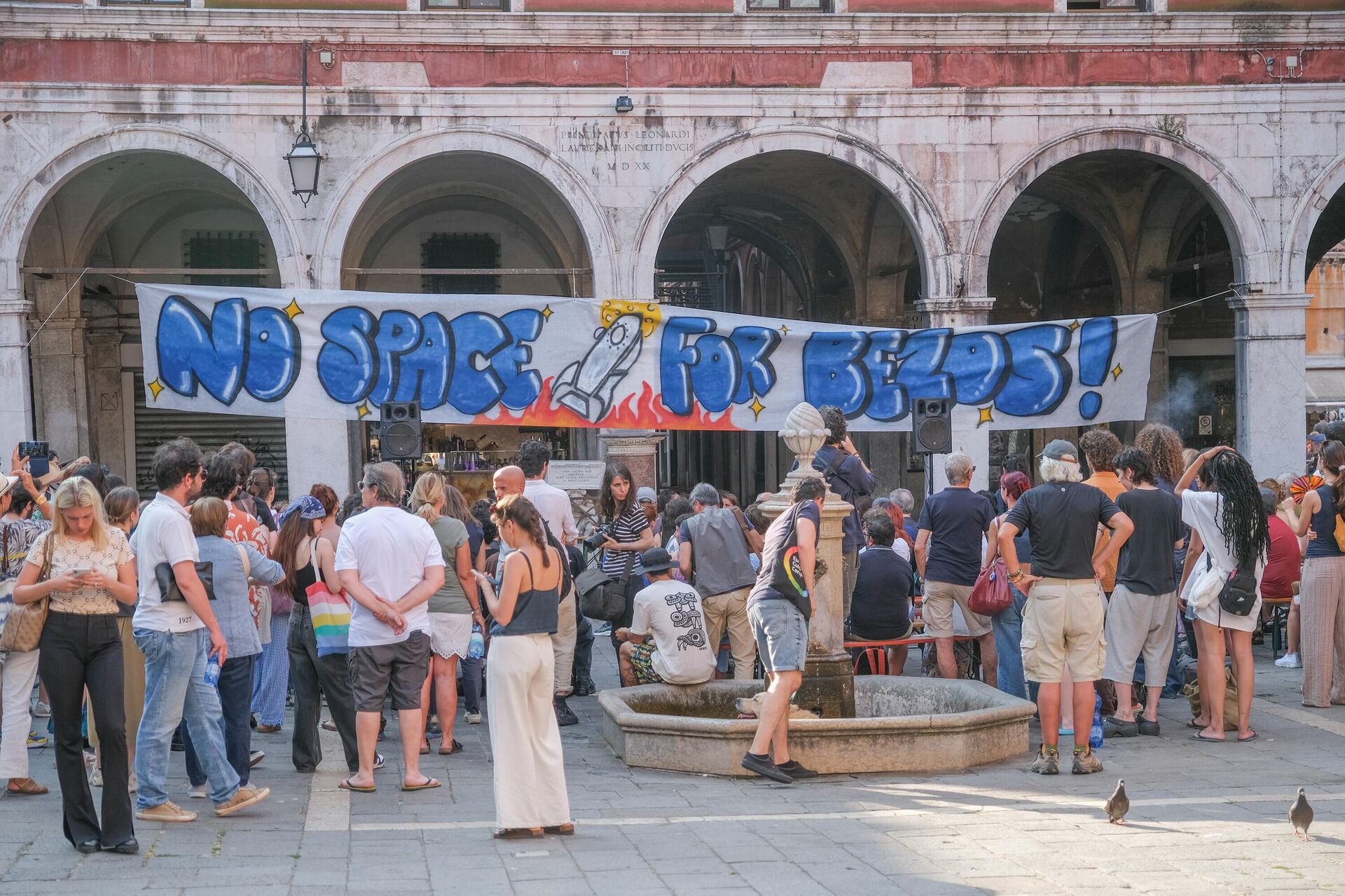 Баннер в Венеции в знак протеста против свадьбы Джеффа Безоса - Sputnik Беларусь, 1920, 18.06.2025